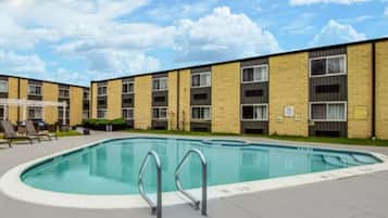Sæsonbestemt udendørs pool, åben fra kl. 10.00 til kl. 21.00, parasoller