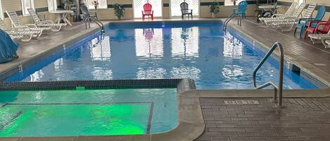 Piscina coperta, con ingresso dalle 09:00 alle 21:00, lettini