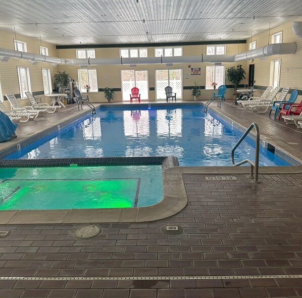 Piscine couverte, accÚs possible de 09 h 00 à 21 h 00, chaises longues