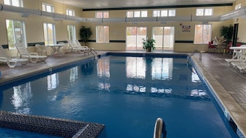 Innenpool, geöffnet von 09:00 Uhr bis 21:00 Uhr, Liegestühle