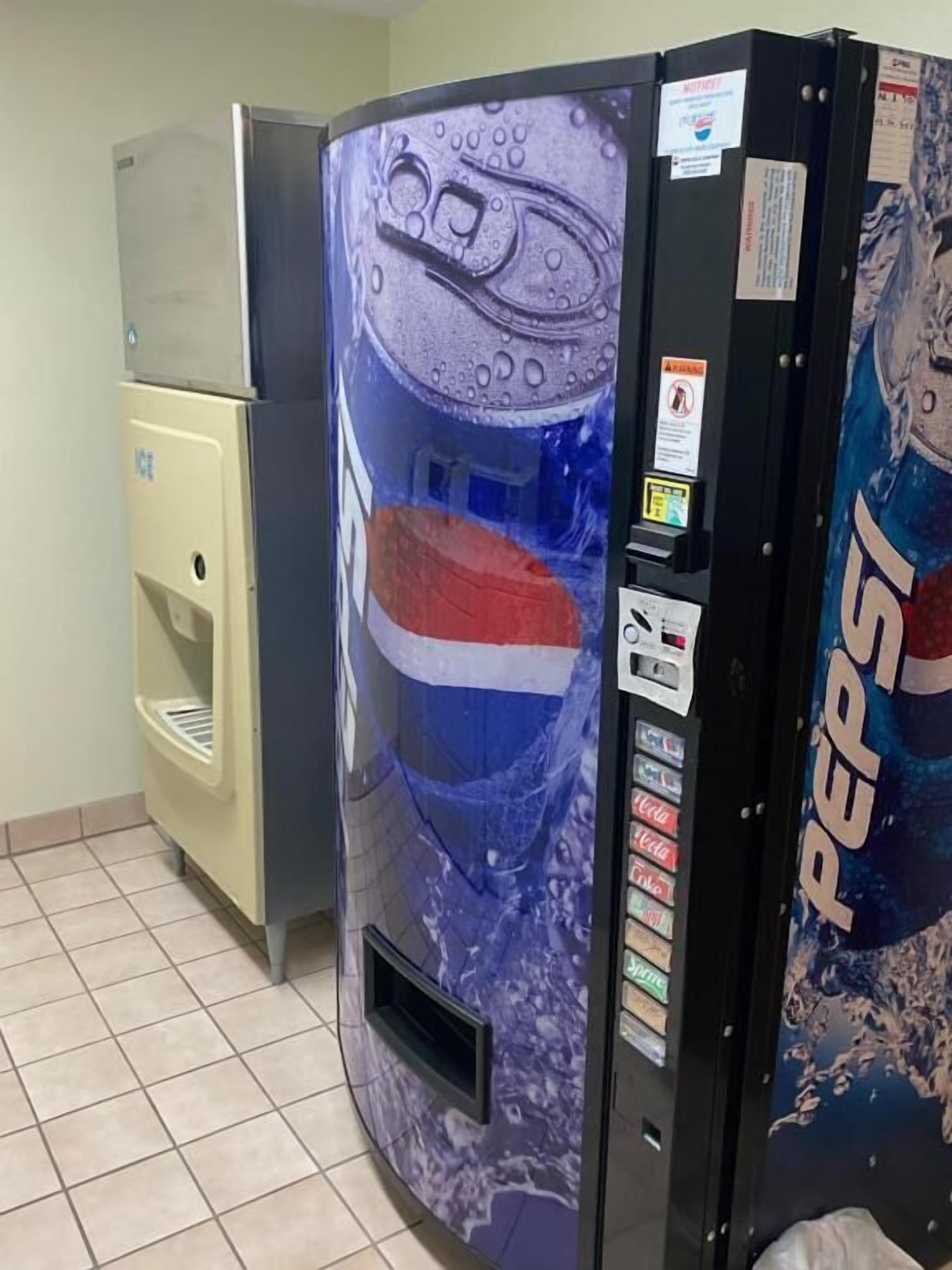 Una máquina expendedora con el logotipo de Pepsi, un dispensador de agua y un refrigerador.