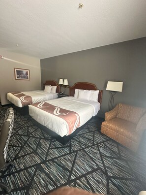 Rom – deluxe, 2 queensize-senger, ikke-røyk | Skrivebord, blendingsgardiner, strykejern/-brett og wi-fi (inkludert)