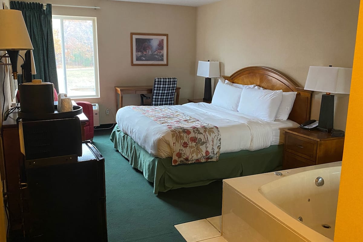 Chambre Standard, 1 très grand lit, non-fumeur, baignoire à jets | Bureau, rideaux d’obscurcissement, fer et planche à repasser