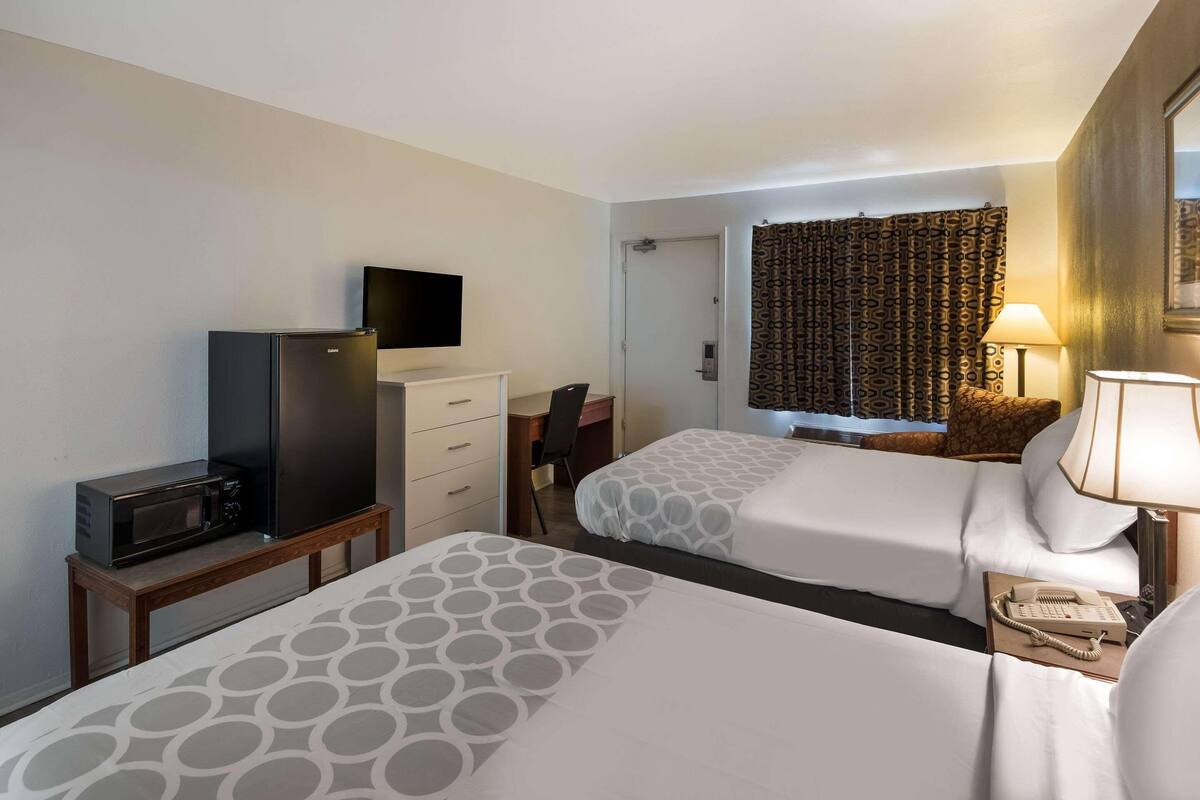 Escritorio, cortinas blackout, wifi gratis y muebles diferentes 
