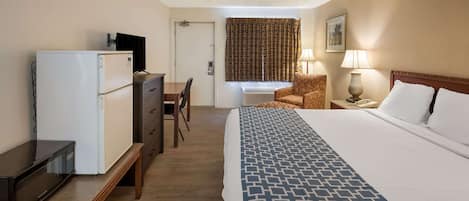 Standard Room, 1 King Bed, Non Smoking | Individually furnished, desk, blackout drapes, free WiFi