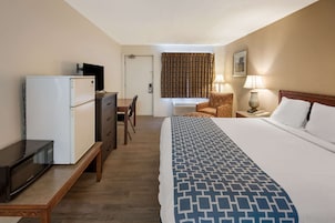 Standard Room, 1 King Bed, Non Smoking | Individually furnished, desk, blackout drapes, free WiFi