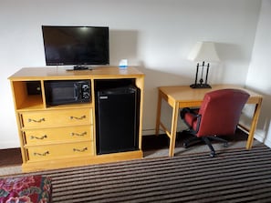 Standard Room, 1 King Bed, Non Smoking | Individually furnished, desk, blackout drapes, free WiFi