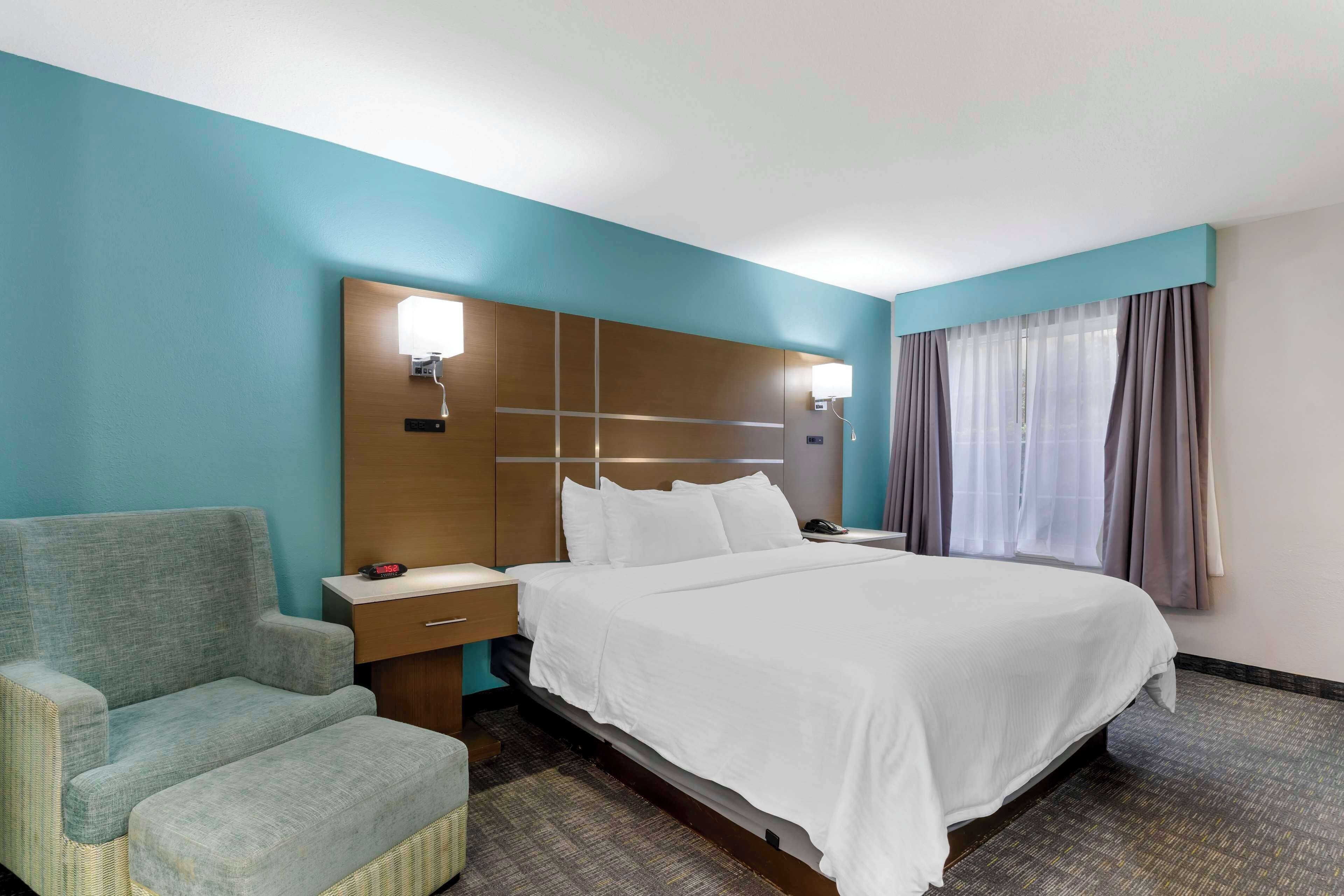 Suite, 1 cama King size, para no fumadores, hidromasaje | Escritorio, tabla de planchar con plancha y ropa de cama 