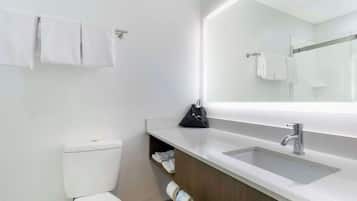 Phòng Suite, 2 giường cỡ queen, không hút thuốc, tủ lạnh & lò vi sóng (with Sofabed) | Phòng tắm | Vòi sen/bồn tắm kết hợp, đồ dùng nhà tắm miễn phí, máy sấy tóc