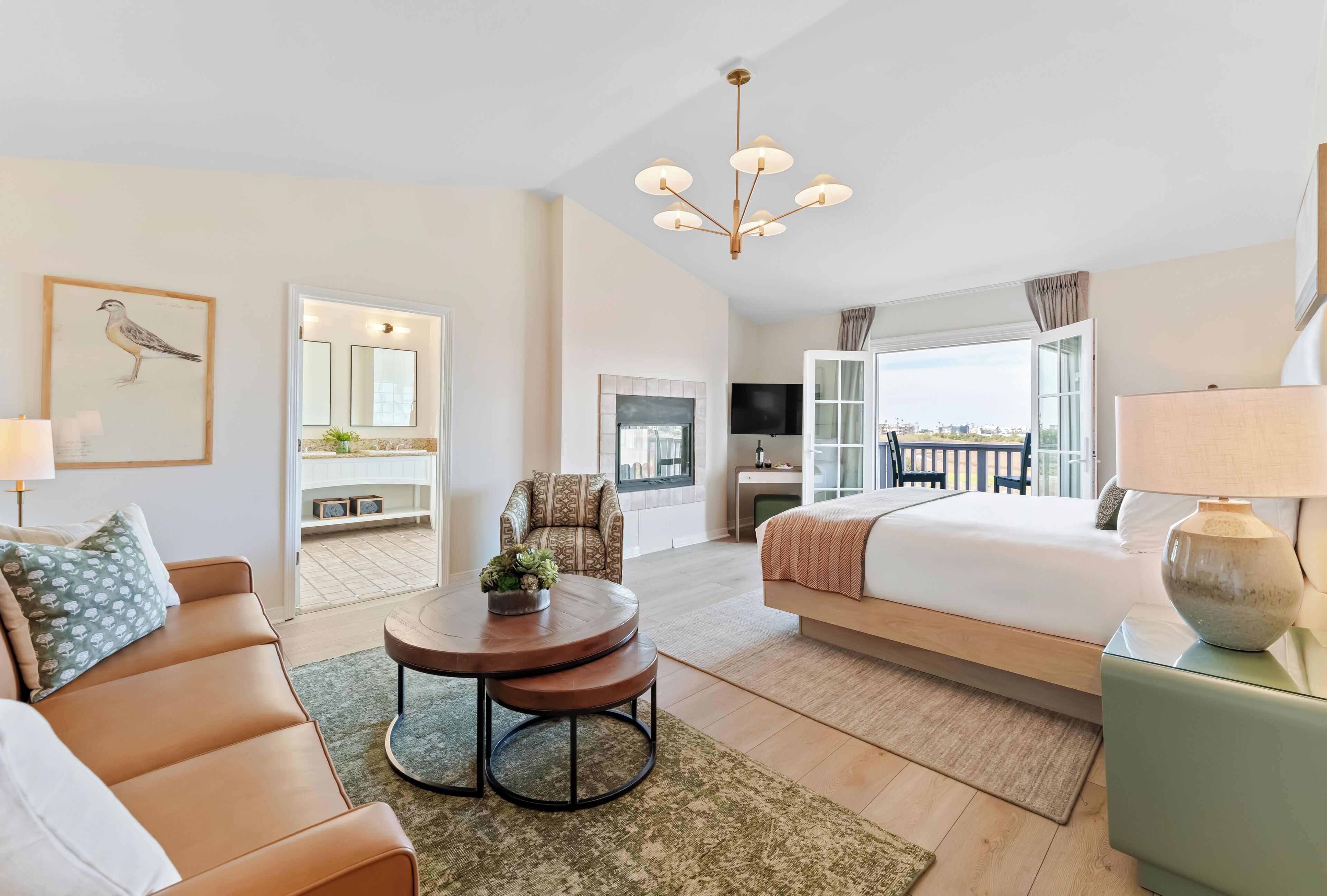 Signature Grand View King | Individually decorated, desk, iron/ironing board, free WiFi