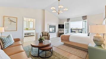 Signature Grand View King | Individually decorated, desk, iron/ironing board, free WiFi