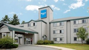 A hotel with a sign reading "Resort Inn." It features a modern design with a flat roof and multiple windows. - Rodeway Inn Willington North (Willington)