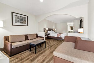 Svíta - 1 stórt tvíbreitt rúm - reyklaust | Rúmföt af bestu gerð, skrifborð, myrkratjöld/-gardínur