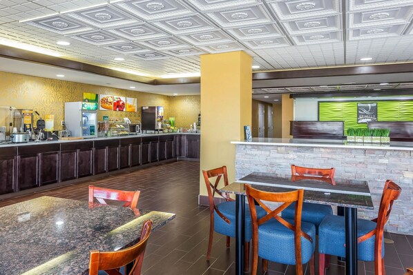 Café da manhã com buffet grátis todos os dias