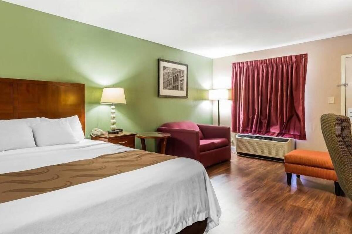Ylelliset vuodevaatteet, työpöytä, pimennysverhot, silitysrauta/-lauta