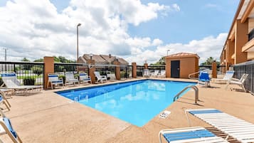 Kolam renang outdoor musiman, dengan cabana gratis