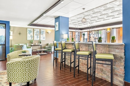 Lounge. Quality Inn & Suites near Robins Air Force Base