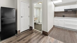Phòng Suite, 1 giường cỡ king, không hút thuốc (Efficiency) | Bộ đồ giường cao cấp, bàn, màn/rèm cản sáng 