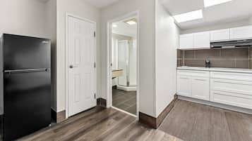 Suite, 1 King Bed, Non Smoking (Efficiency) | Premium bedding, desk, blackout drapes, iron/ironing board
