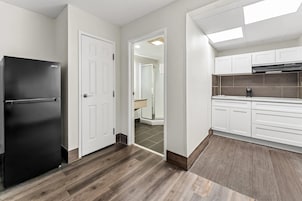 Suite, 1 cama de matrimonio grande, no fumadores (Efficiency) | Ropa de cama de alta calidad, escritorio, cortinas opacas