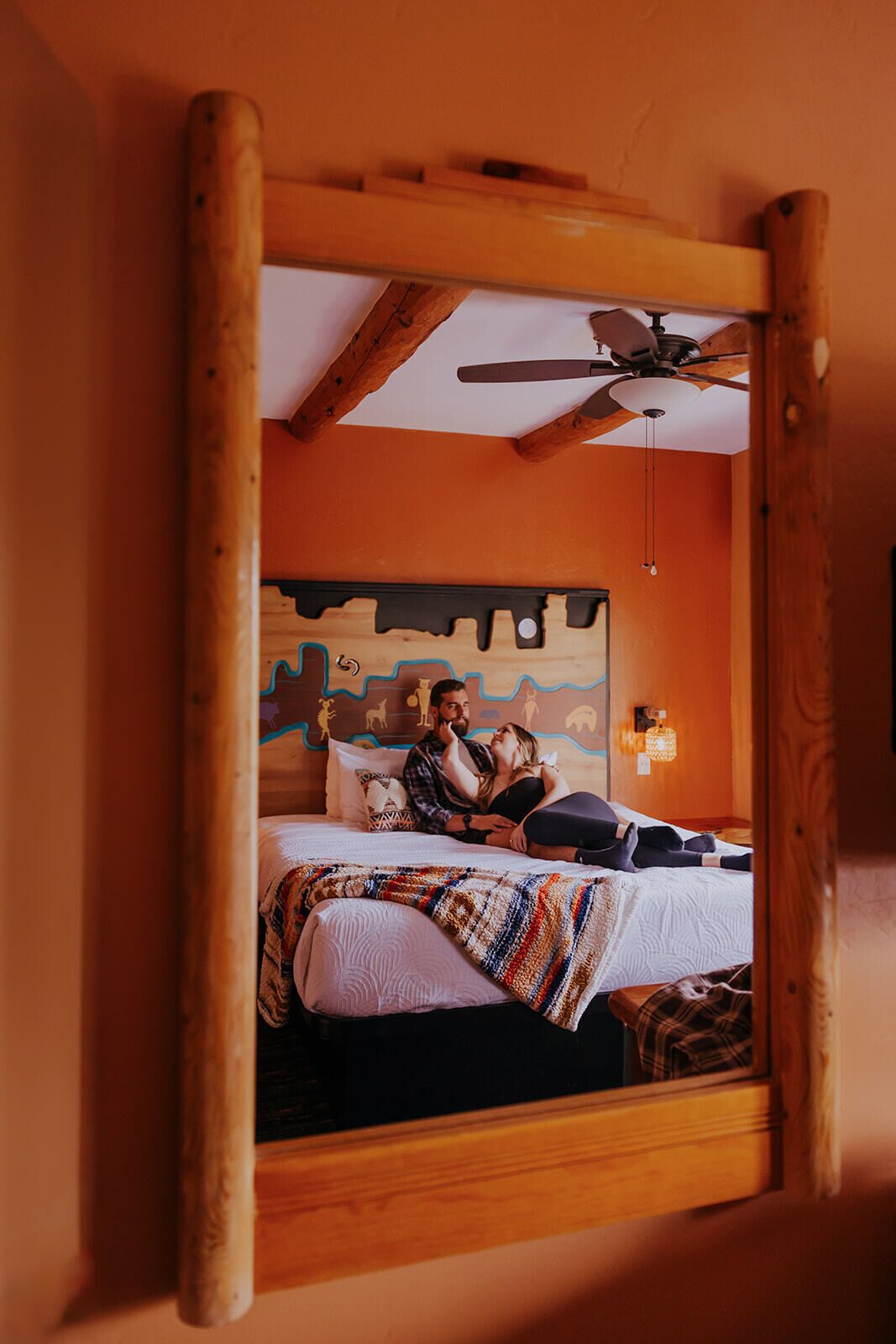 Suite, 1 King Bed, Jetted Tub, Fireplace | 高档床上用品、客房内保险箱、办公桌、遮光窗帘