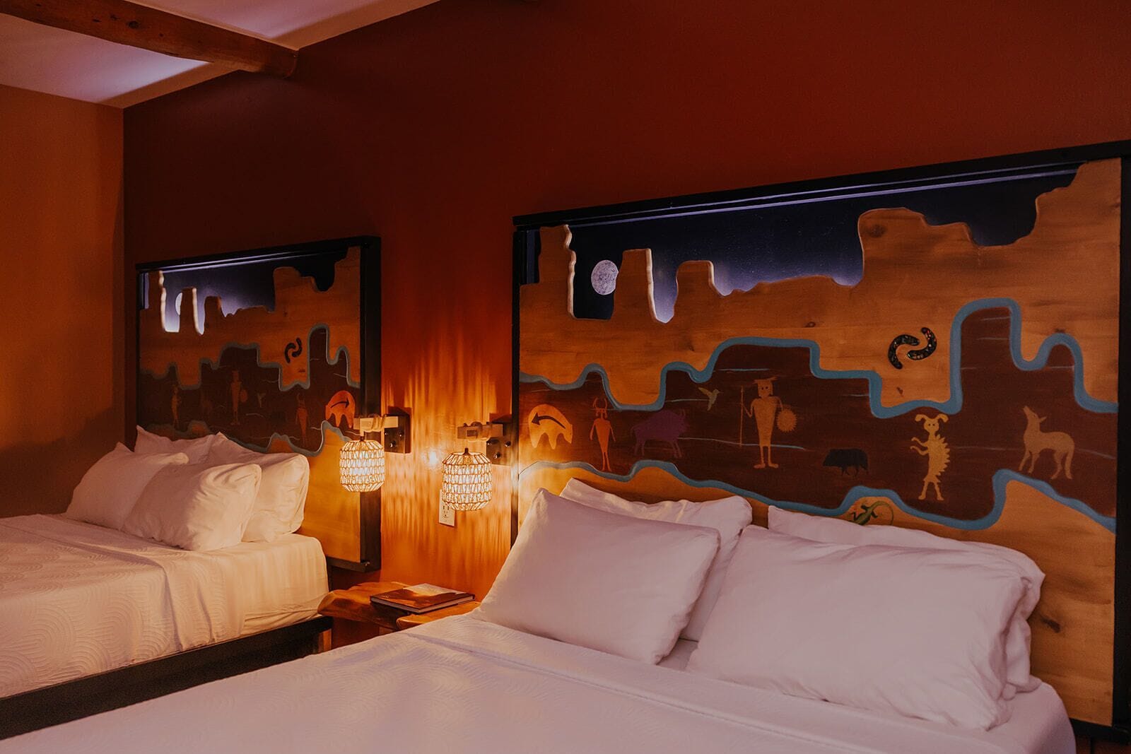 ห้องดับเบิล, เตียงควีนไซส์ 2 เตียง, เตาผิง | เครื่องนอนระดับพรีเมียม, ตู้นิรภัยในห้องพัก, โต๊ะทำงาน, ผ้าม่านกันแสง