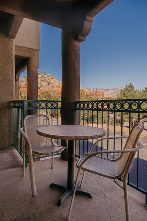 Scenic King Fireplace Escape | Terrace/patio