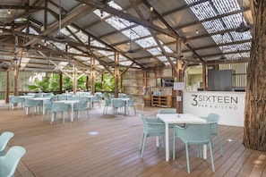 Petit déjeuner, déjeuner et dîner servis sur place, vue sur la piscine