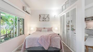 Suite estudio estándar, 1 cama Queen size | Ropa de cama de alta calidad y caja de seguridad en la habitación