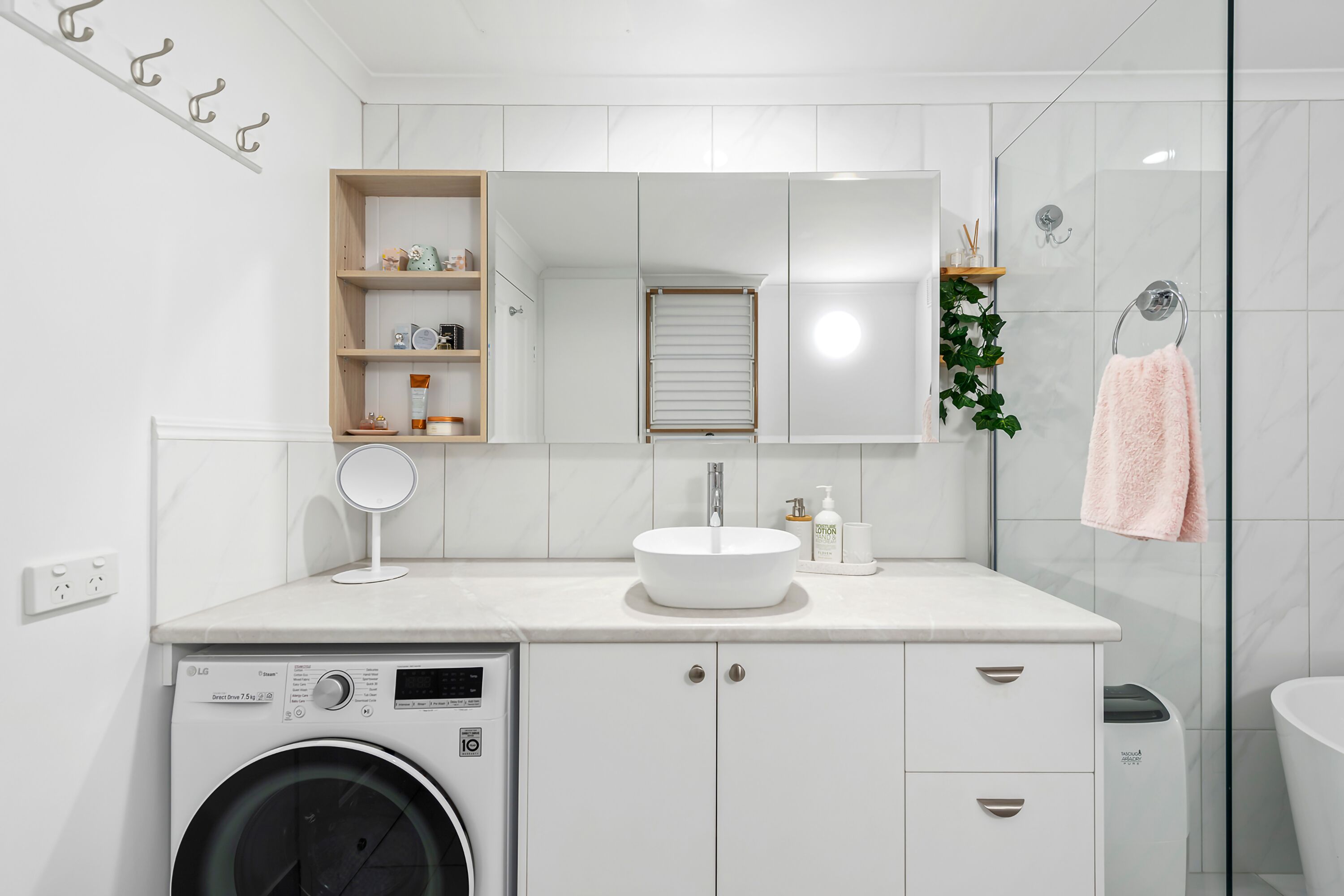 orchid suite | bathroom | combined shower/bathtub, free toiletries, hair dryer, towels