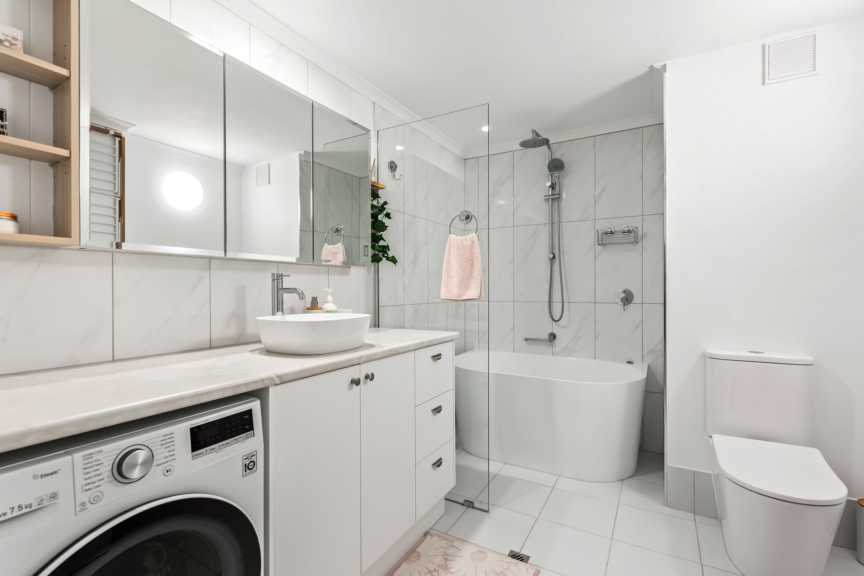 orchid suite | bathroom | combined shower/bathtub, free toiletries, hair dryer, towels