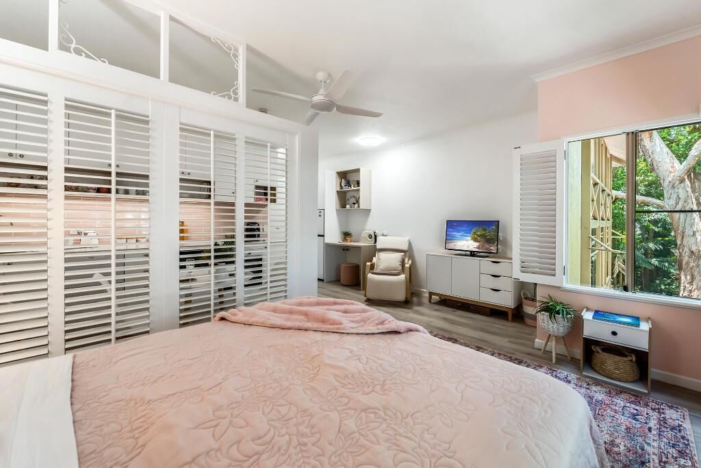 Premium bedding, in-room safe, desk, iron/ironing board