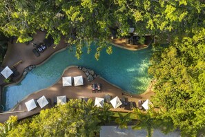 Piscine extérieure, accès possible de 7 h à 21 h, parasols