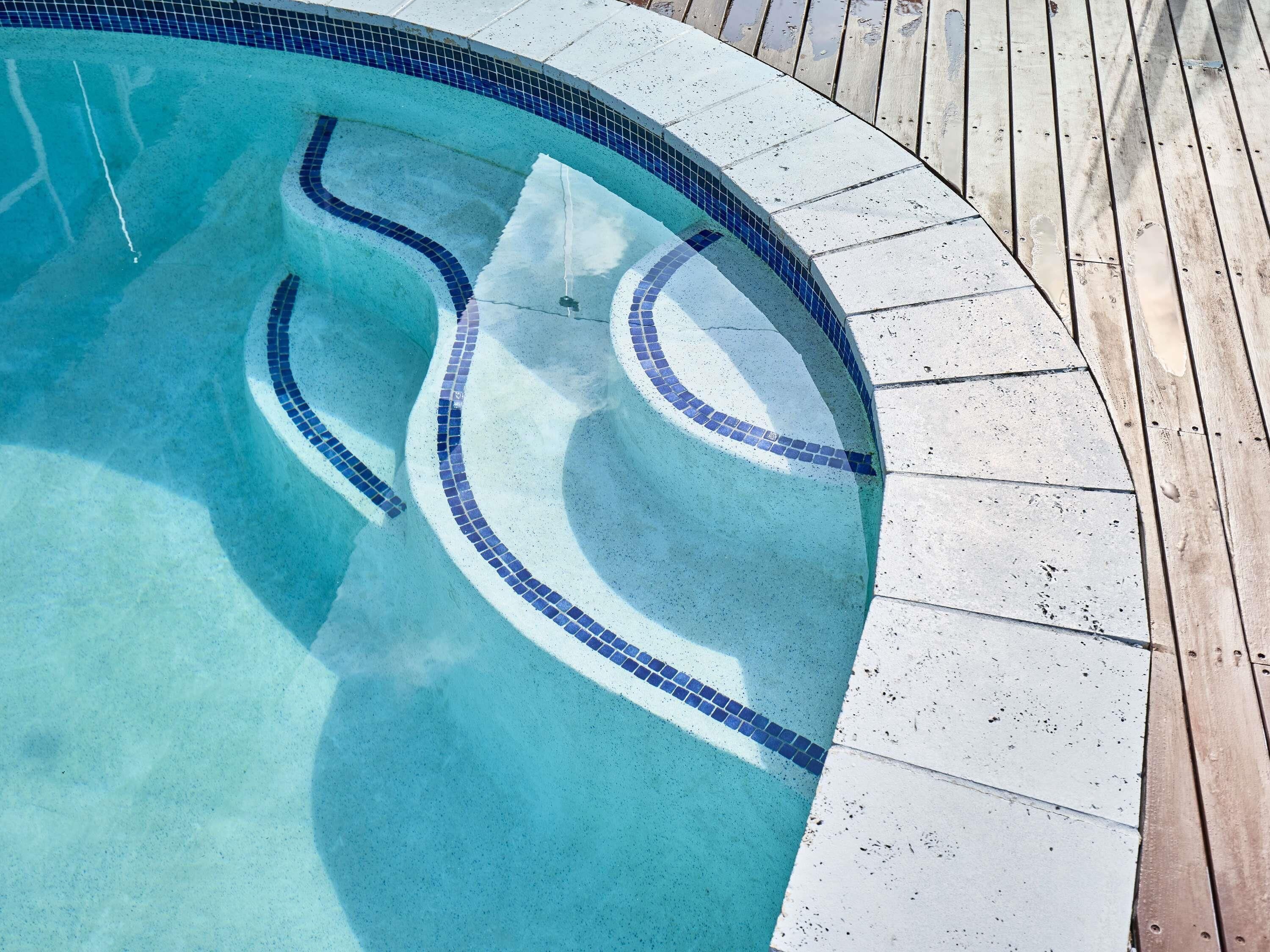 Piscina externa, funciona das 7h às 22h30, espreguiçadeiras