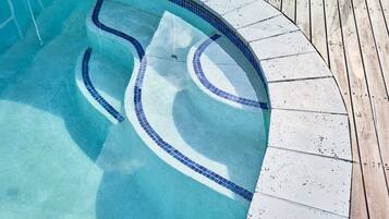 Piscina externa, funciona das 7h às 22h30, espreguiçadeiras