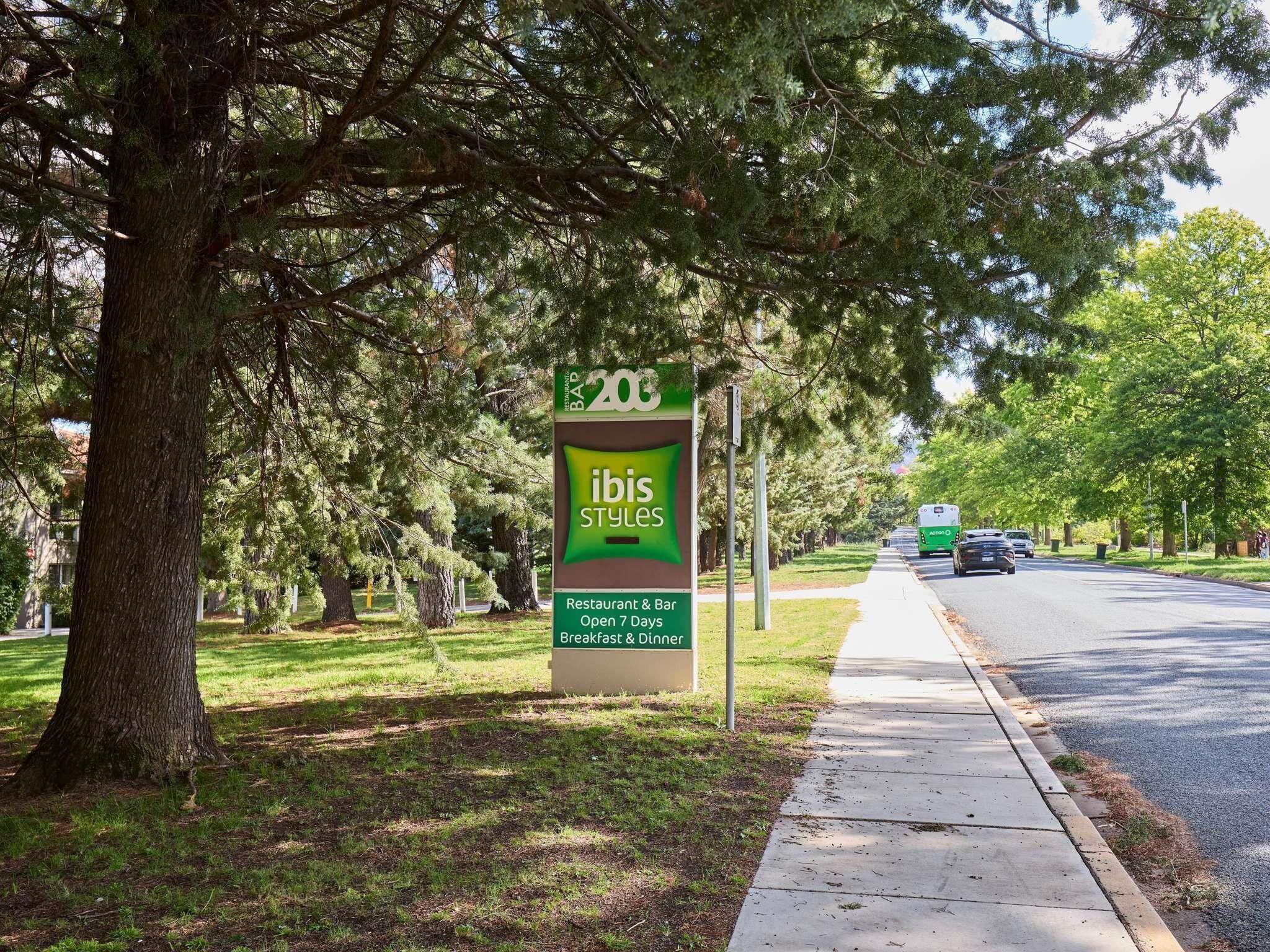 A sign for 'Ibis Styles' restaurant and bar, open 7 days, with breakfast and dinner.