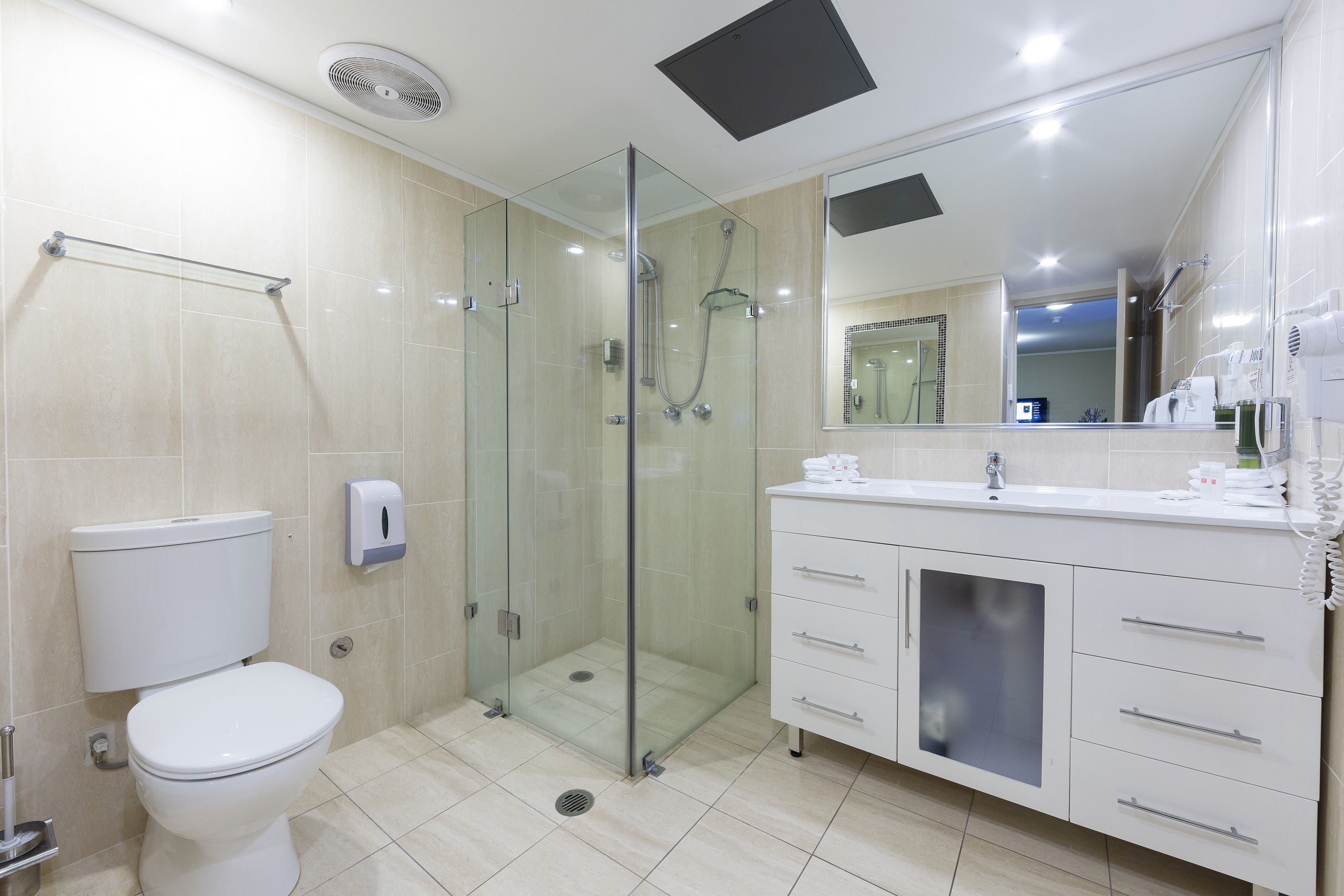 apartment, 2 bedrooms | bathroom | shower, rainfall showerhead, eco-friendly toiletries, hair dryer