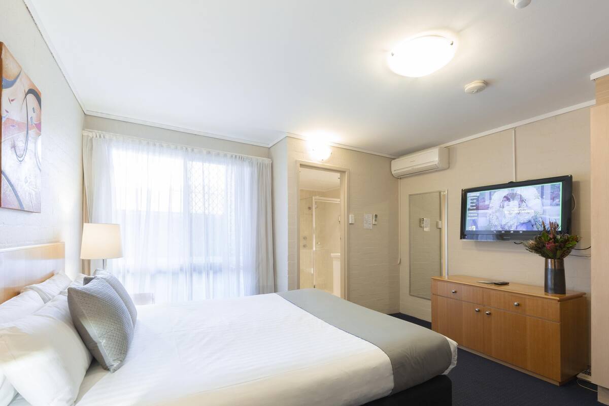Habitación estándar, 1 cama de matrimonio | Escritorio, espacio para trabajar con un portátil, cortinas opacas