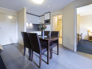 Apartamento, 2 habitaciones | Decoración individual, mobiliario individual, escritorio