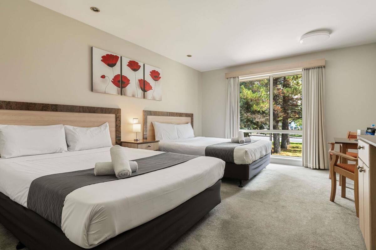 Habitación superior, 2 camas de matrimonio | Escritorio, espacio para trabajar con un portátil, cortinas opacas