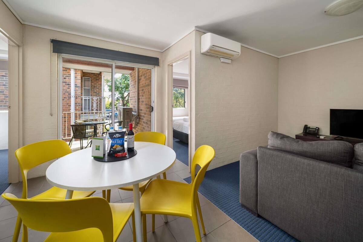 Apartamento, 2 habitaciones | Escritorio, espacio para trabajar con un portátil, cortinas opacas