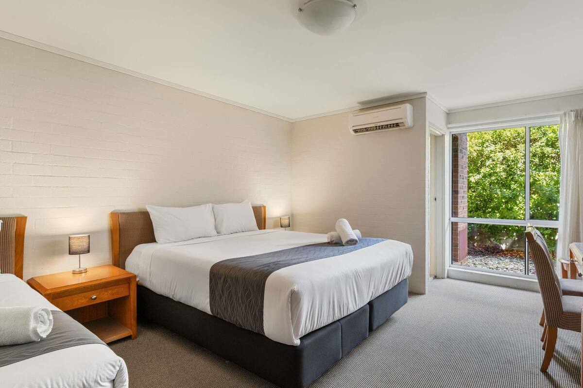 Habitación superior, 1 cama de matrimonio grande | Escritorio, espacio para trabajar con un portátil, cortinas opacas