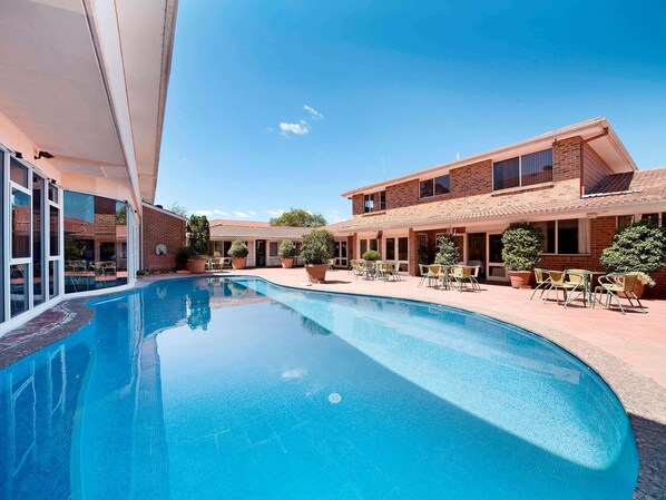 Una piscina al aire libre (de 07:00 a 22:30), tumbonas