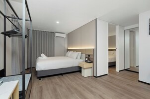 1 habitación, escritorio, tabla de planchar con plancha y wifi gratis 