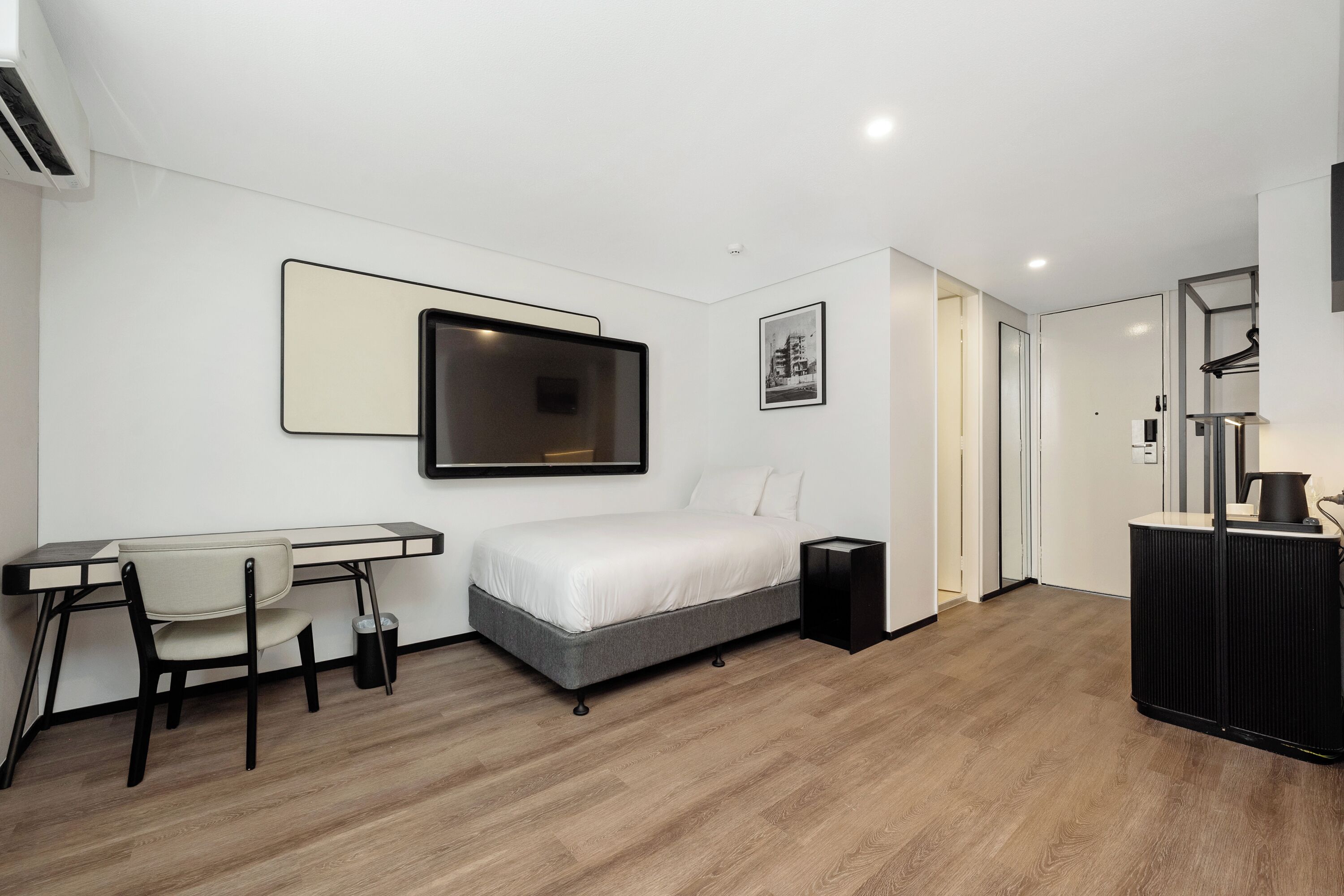 Habitación triple Premium | 1 habitación, escritorio, tabla de planchar con plancha y wifi gratis 