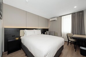 Standard Room, 1 Queen Bed | 1 bedroom, desk, iron/ironing board, free WiFi