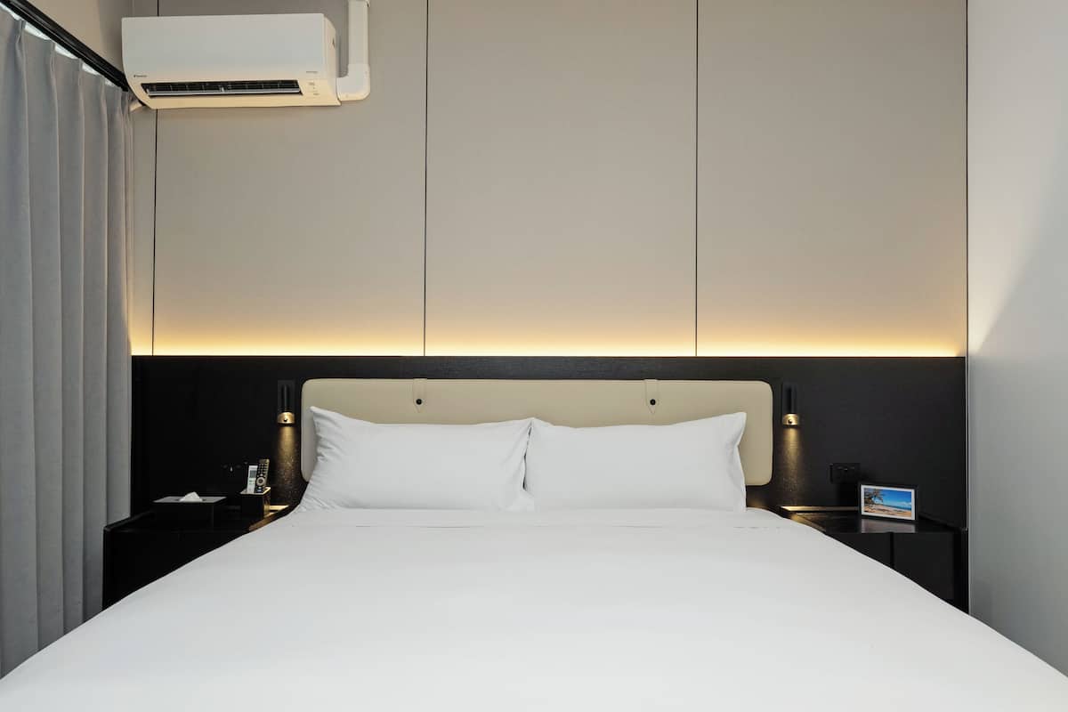 Habitación estándar, 1 cama Queen size | 1 habitación, escritorio, tabla de planchar con plancha y wifi gratis