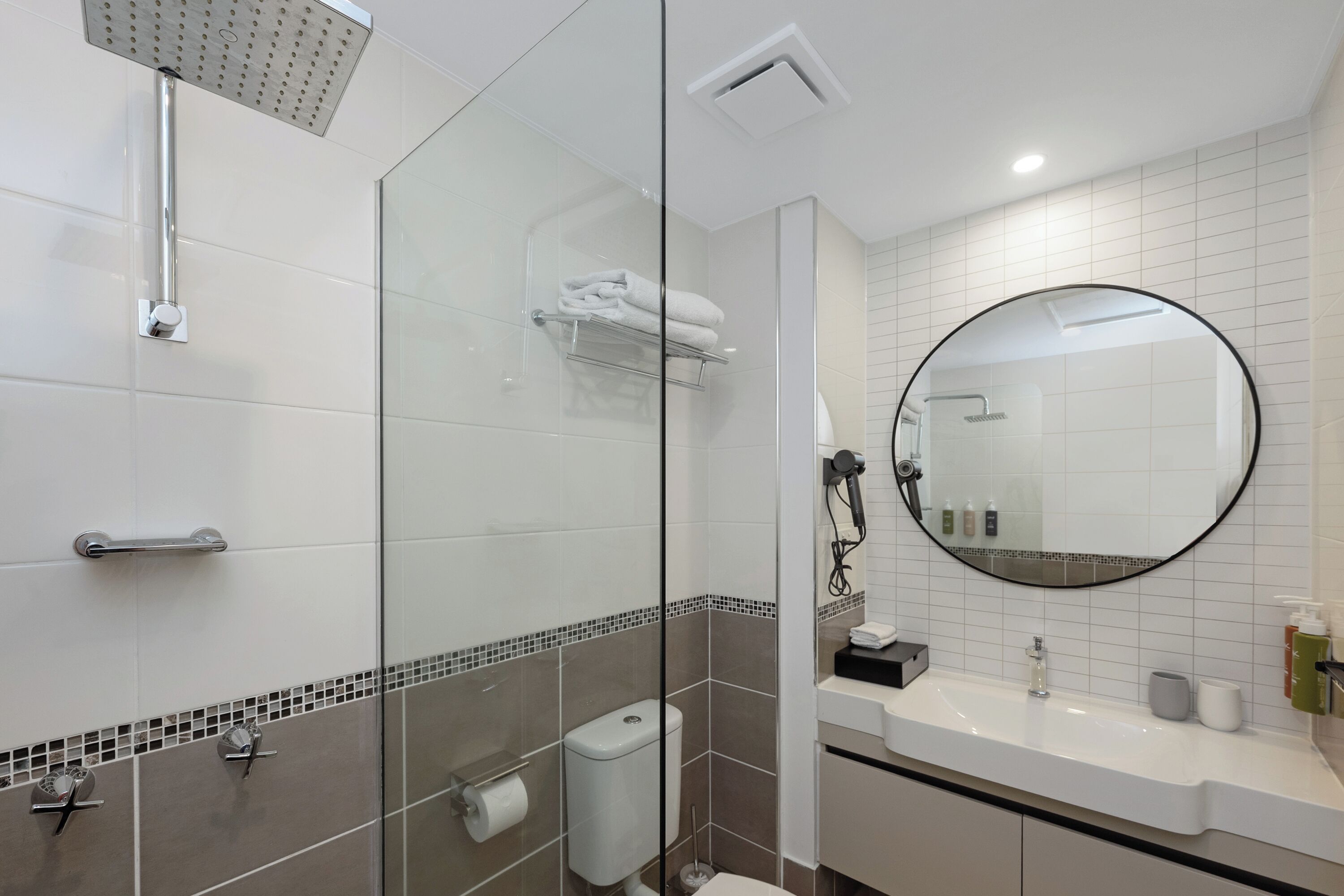 Kelengkapan dandanan diri percuma, pengering rambut, tuala disediakan 