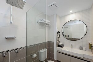 Artículos de tocador gratuitos, secador de pelo, toallas