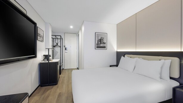 1 bedroom, desk, iron/ironing board, WiFi (free)